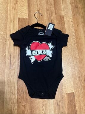 Cartel Ink Black Baby Bodysuit with Red Heart 'MOM' Graphic